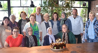 Karamürsel'de yaşayan Nuriye nine ilk kez doğum gününü kutladı
