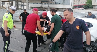 Kazada otomobilde sıkışan iki kız kardeşi itfaiye ekipleri kurtardı!