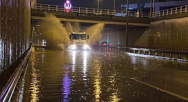 Kocaeli'de etkili olan yağmur caddeleri sular altında bıraktı!