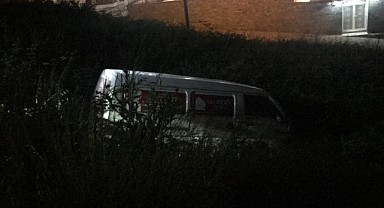 Kontrolden çıkan minibüs ağaçlık alana uçtu!