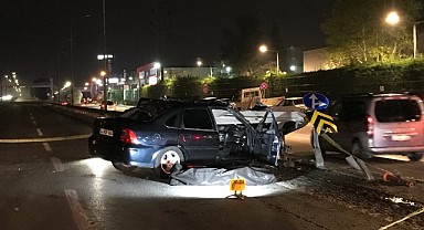 Kontrolden çıkan otomobil bariyerlere ok gibi saplandı!