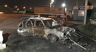 Körfez'de bir sürücü yanan otomobilini bırakıp kaçtı!