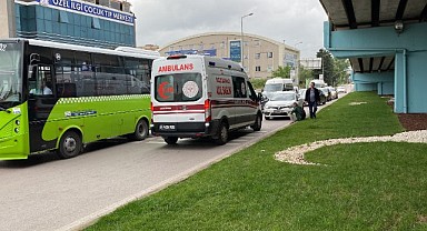 Koşarak karşıya geçen yaya otomobile çarptı!