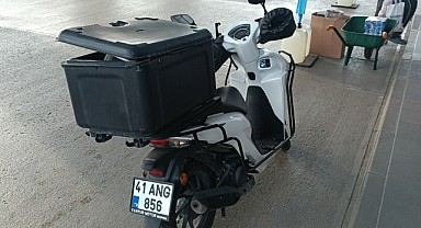 Motosiklet sürücüsü dengesini kaybedip yere düştü