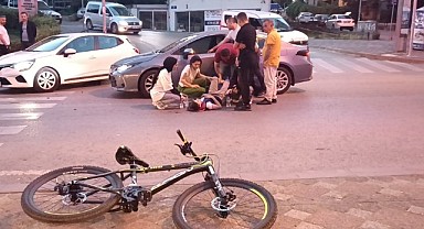 Otomobilin çarptığı bisikletli genç yola savruldu!