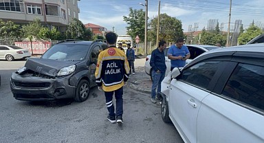 Otomobille çarpışan hafif ticari aracın sürücüsü yaralandı