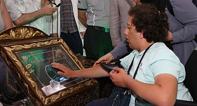 Özel bireyler Sakal-ı Şerif'i görebilmek için sıraya girdi!