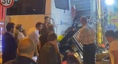 Park halindeyken freni boşalan midibüs markete daldı!