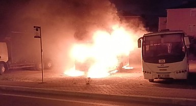 Servis midibüsü alev alev yandı!
