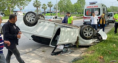 Takla atan otomobilin sürücüsü kazayı burnu bile kanamadan atlattı!