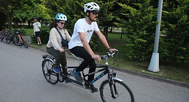 Tandem bisikletle ‘engelsiz yaşama’ pedal çeviriyorlar