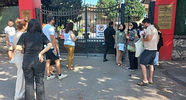 Adaylar sınıfta, aileler dışarıda ter döküyor!