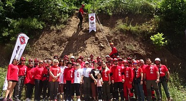 Ailesini enkazdan kurtaran ekipten arama kurtarma eğitimi aldı