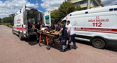 Ambulansa çarpan motosikletteki yolcu yaralandı!