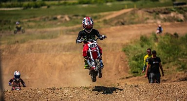 Babasını örnek aldı, 7 yaşında motokrosçu oldu!