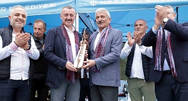 Büyükakın’a hediye kemençe