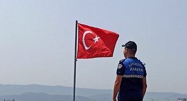 Büyükşehir Zabıtası rengi solan Türk Bayrağı'nı yenisiyle değiştirdi