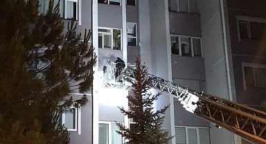 Çilingir kapıyı açamayınca iş itfaiyeye düştü!