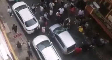 Darıca'da kaza sonrası otomobilin camlarını sopayla kırdılar!