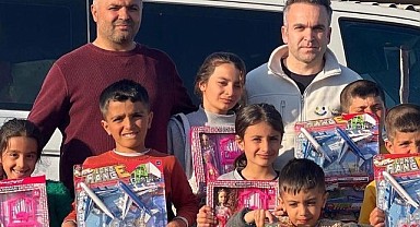 Depremzede miniklere oyuncak ve mutluluk kutusu sürprizi