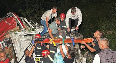 Dereye devrilen kamyonetteki 2 kişi yaralandı!