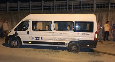Derince’de iki servis minibüsü çarpıştı!