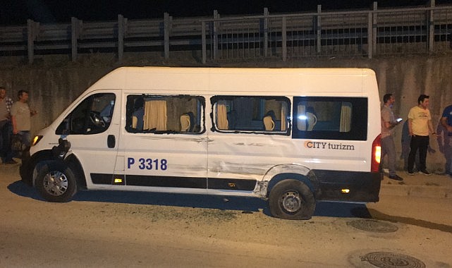 Derince’de iki servis minibüsü çarpıştı!