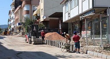 Derince’de kaldırım düzenlemeleri yapılıyor