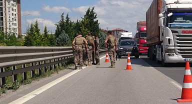 Ekiplerden kaçan şahıs aracını bırakıp ormanlık alana girdi