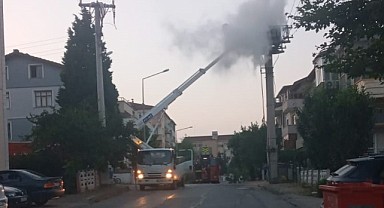 Elektrik direği yandı, sokak elektriksiz kaldı!