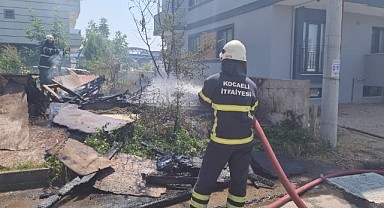 Gebze'de boş arazideki baraka yandı