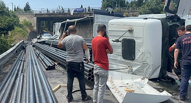Gebze'de virajı alamayan tır devrildi!