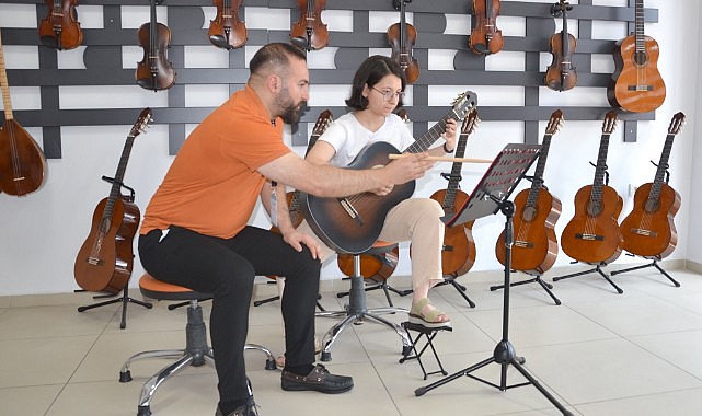 Geleceğin sanatçıları gençlik merkezindeki atölyelerde yetişiyor