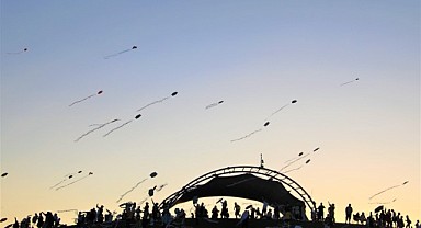 Gökyüzünde binlerce uçurtma dans etti