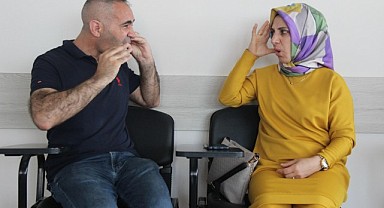 İşitme engelli ikizinin sesi oldu!