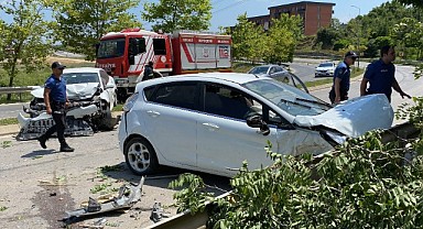 İzmit'te 2 otomobil çarpıştı: 3 yaralı!