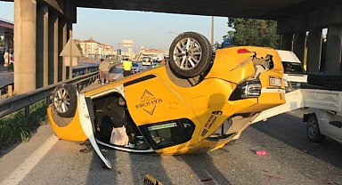 İzmit'te kamyonetle çarpışan taksi takla attı!