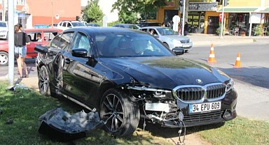Kartepe'de lüks otomobil ile hafif ticari araç çarpıştı!