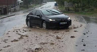 Kocaeli'de aniden bastıran yağış vatandaşlara zor anlar yaşattı!