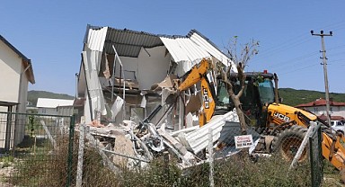 Körfez'de 1 haftada 15 kaçak yapı yıkıldı