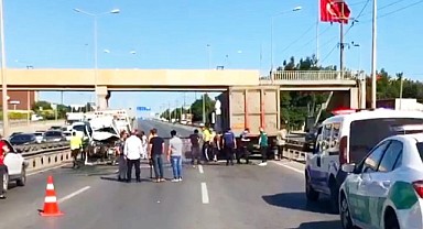 Lastiği patlayan otomobil kamyona çarptı!