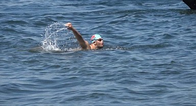 Özel sporcu Cenk, 2 bin 650 metre yüzdü
