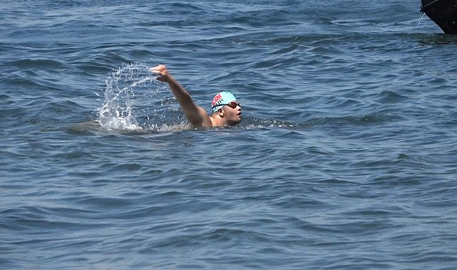 Özel sporcu Cenk, 2 bin 650 metre yüzdü