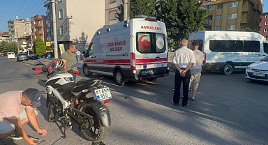Servis minibüsüyle motosiklet çarpıştı: 1 yaralı!