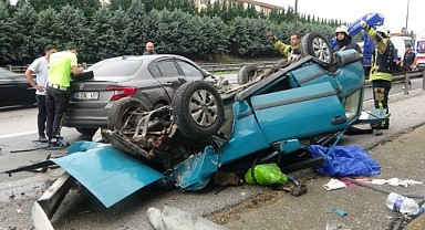 TEM'de kazaya karışan otomobil hurdaya döndü
