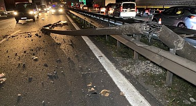 TEM’de tırdan devrilen yüklere otomobil çarptı: 3 yaralı!