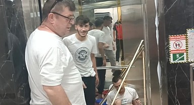 Temizlik yapan 3 genç asansörde mahsur kaldı