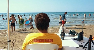 Turistler denize, cankurtaranlar nöbete