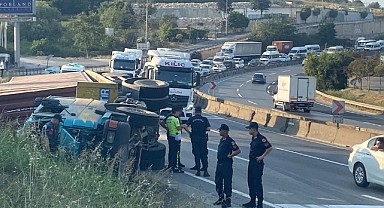 Devrilen tırın altında kalan sürücü feci şekilde can verdi!