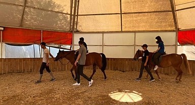 Dilovası'nda özel çocuklara atlı terapi!